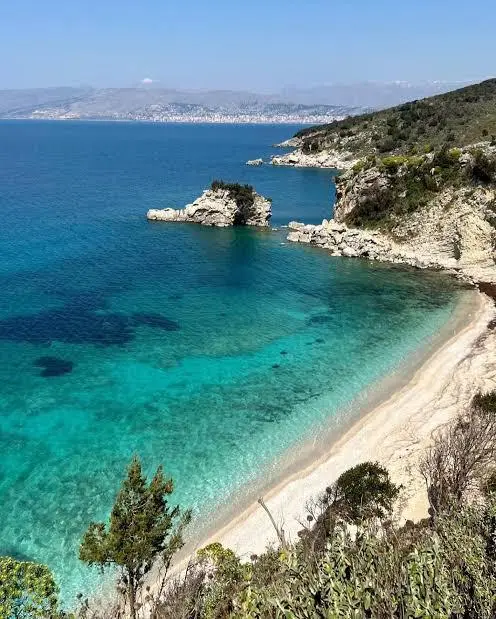Pasqyrat Beach (Mirror Beach)